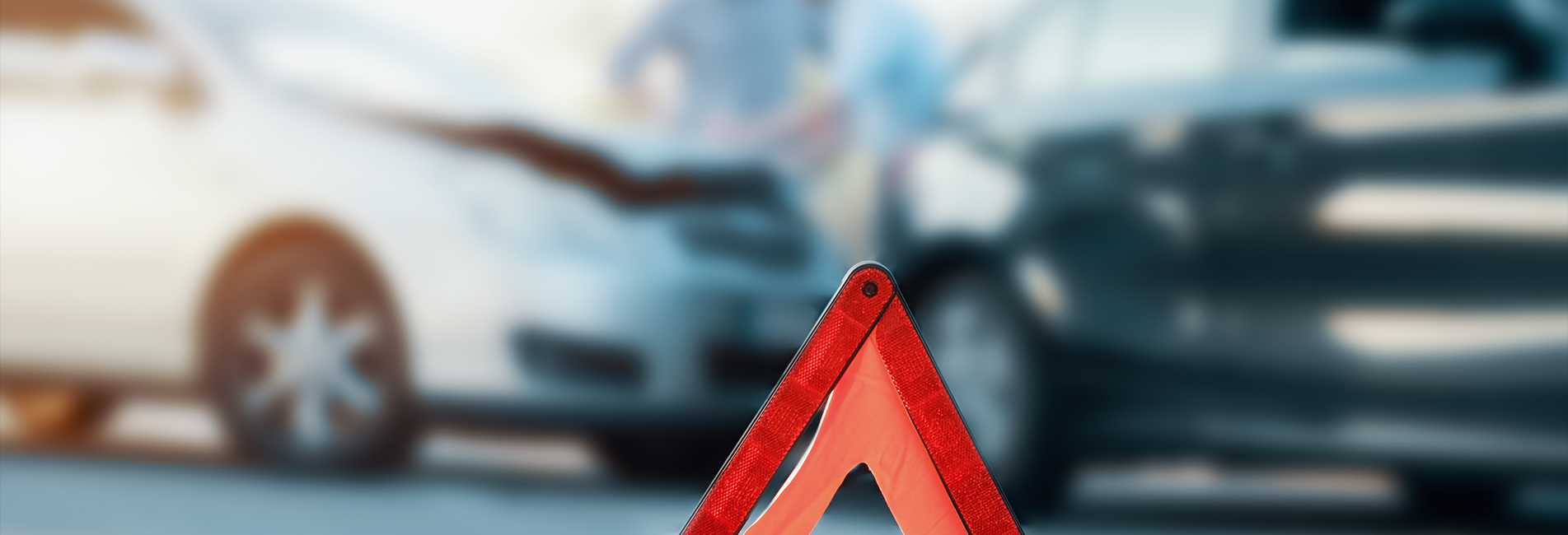 foto sfuocata di un'incidente tra due auto