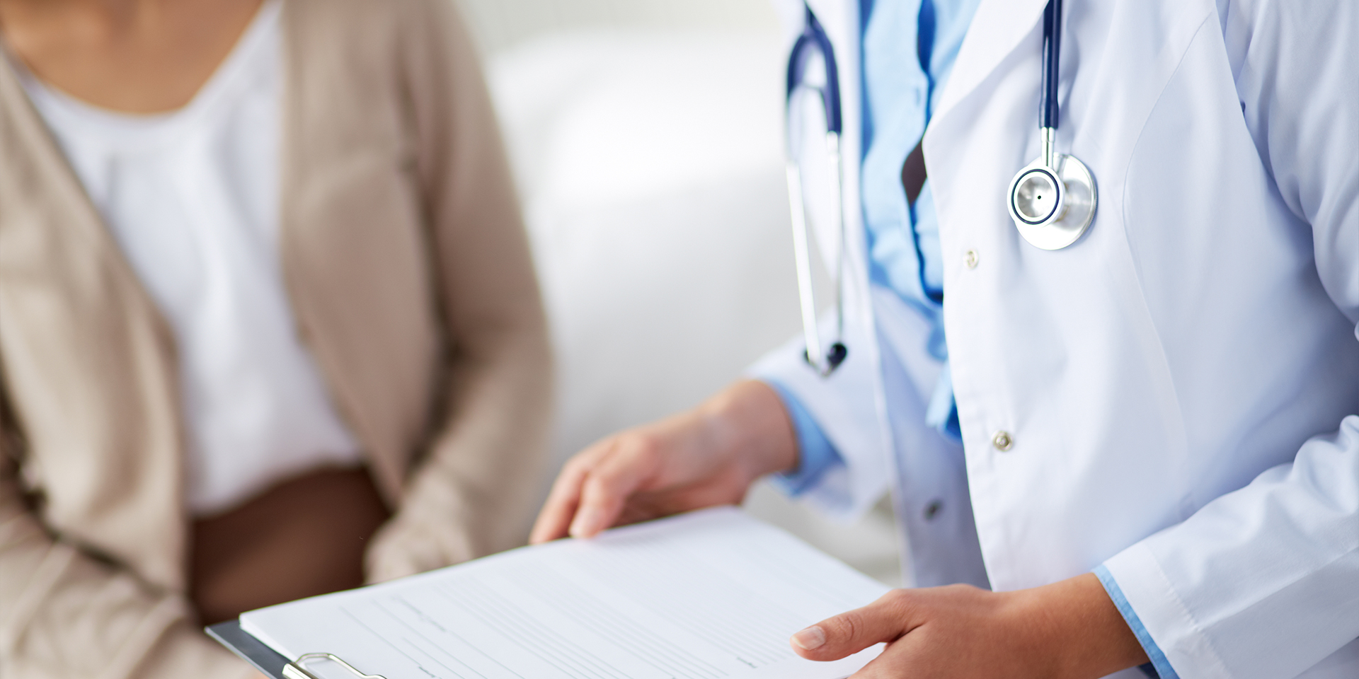 Mani di un medicoche osrreggono una cartelletta