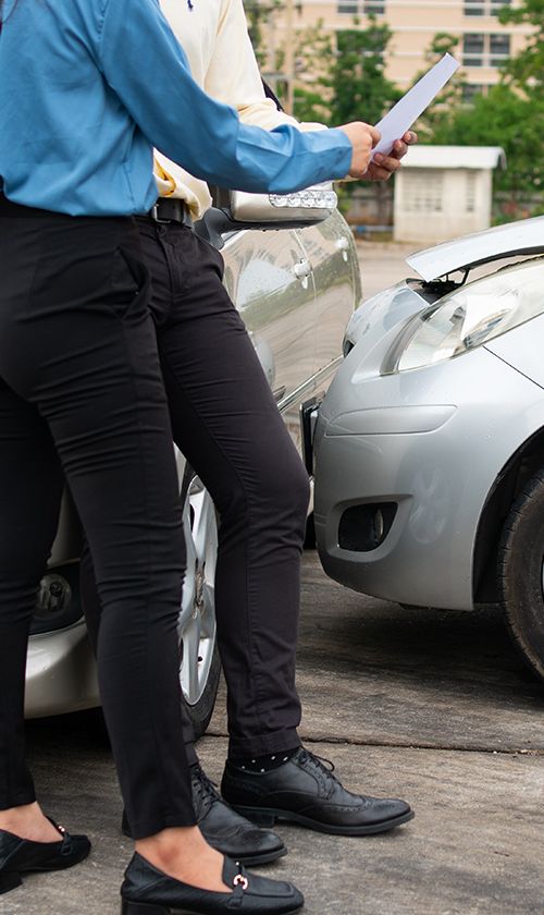 mezzo busto parte bassa di un uomo e una donna che fanno una constatazione amichevole